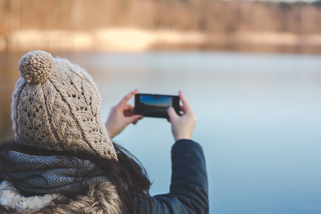 スマホで写真を撮る女性