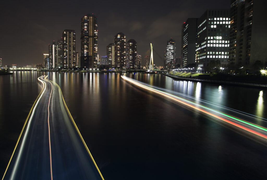 船の光跡を撮った写真