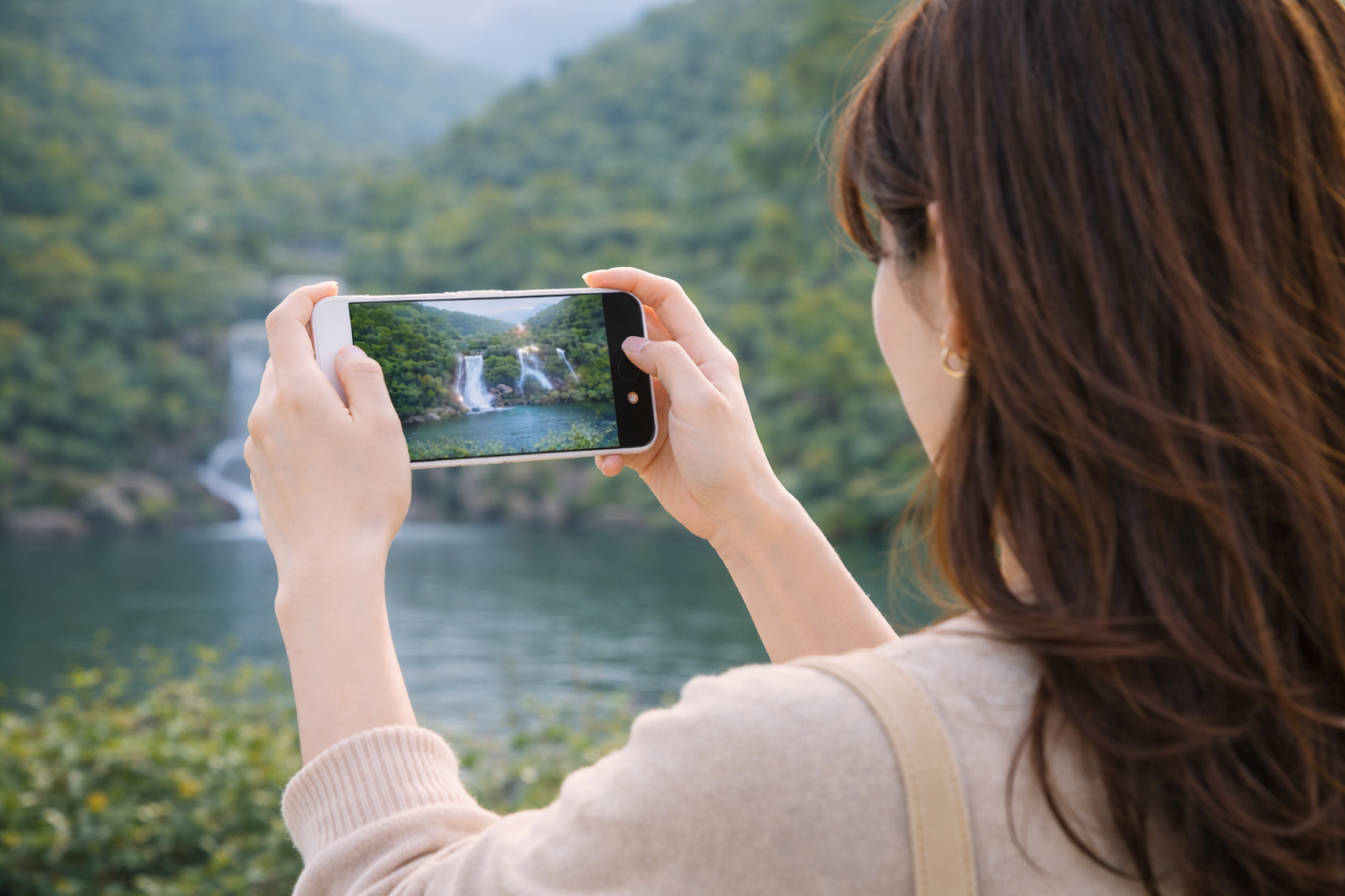 スマホで撮影する女性